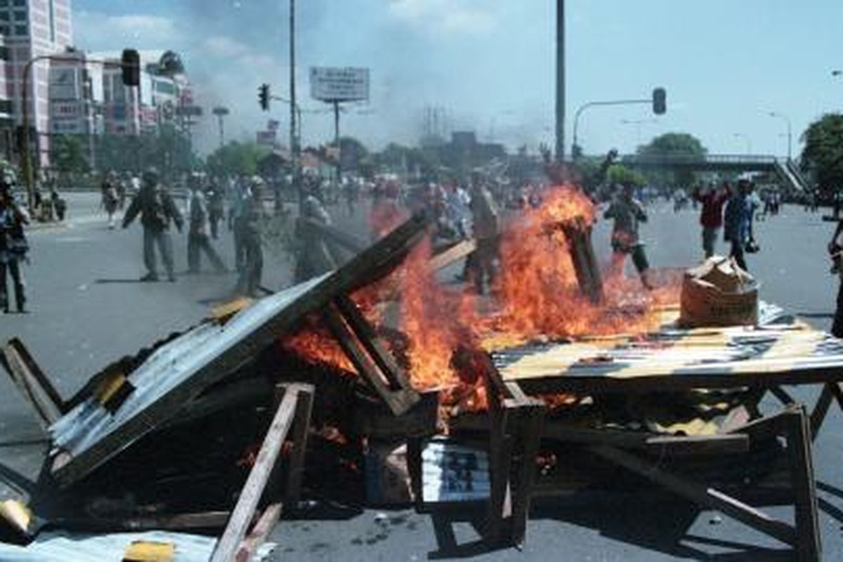Kerusuhan massa yang diwarnai aksi perusakan dan pembakaran bangunan dan kendaraan bermotor melanda Jakarta, Rabu (13/5/1998). Kerusuhan bermula dari kawasan di sekitar Kampus Trisakti, Jalan Daan Mogot, Jalan Kyai Tapa, Jalan S Parman. Menjelang sore aksi perusakan dan pembakaran meluas ke kawasan Bendungan Hilir, Kedoya, Jembatan Besi, Bandengan Selatan, Tubagus Angke, Semanan, Kosambi. Perusakan dan pembakaran tak terhindarkan, sehingga langit Jakarta menjadi kelabu penuh asap.