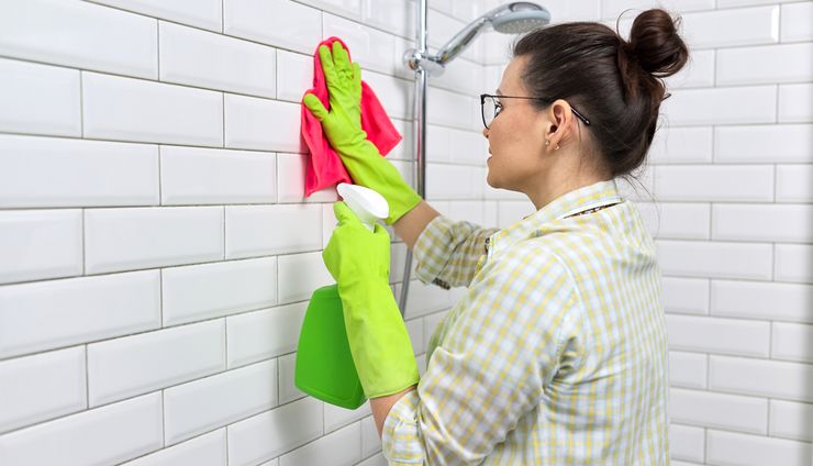 6 Cara Menghilangkan Bau Apak dan Pengap di Kamar Mandi 