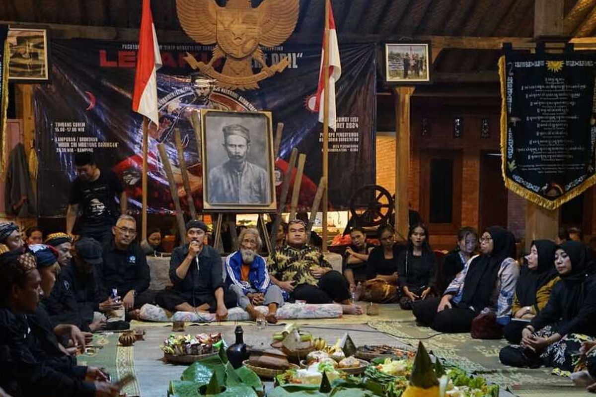 Sedulur sikep memperingati 117 tahun perjuangan Samin Surosentiko di Desa Ploso Kediren, Kecamatan Randublatung, Kabupaten Blora, Jawa Tengah, Jumat (15/3/2024)