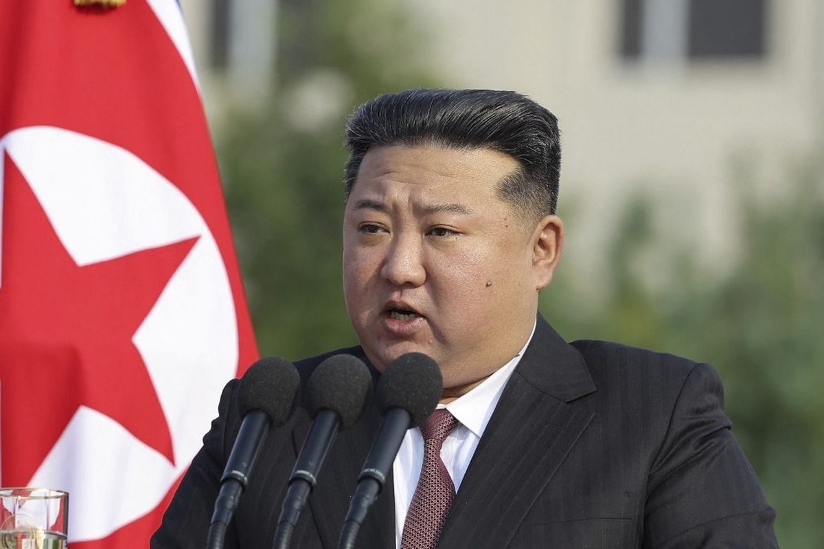 Pemimpin Tertinggi Korea Utara Kim Jong Un saat berpidato di Universitas Pertahanan Nasional untuk memeringati 60 tahun berdirinya kampus itu, di Ibu Kota Pyongyang, 7 Oktober 2024. Kim puji pasukan militernya yang dikirim untuk bantu Rusia perang di Ukraina, saat pertemuan dengan para komandan militer, menurut laporan media Korea Utara, Korean Central News Agency (KCNA), pada Kamis (21/8/2025). 