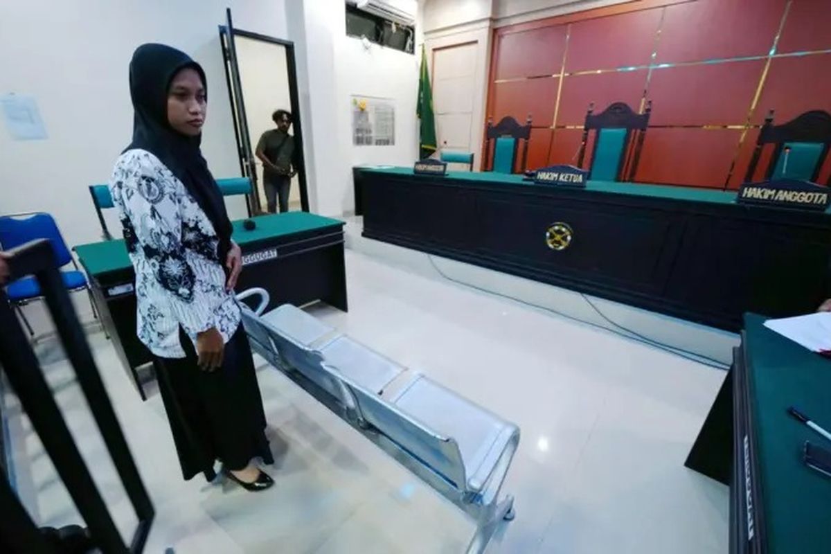 Supriyani dipotret jelang menjalani persidangan di ruang sidang Pengadilan Negeri Andoolo, Konawe Selatan, Sulawesi Tenggara, Senin (28/10).
