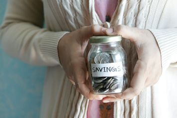 Ramai-Warganet-Pinjam-Uang-dari-Tabungan-Sendiri-Ekonom-Jelaskan-Fenomena-Ini