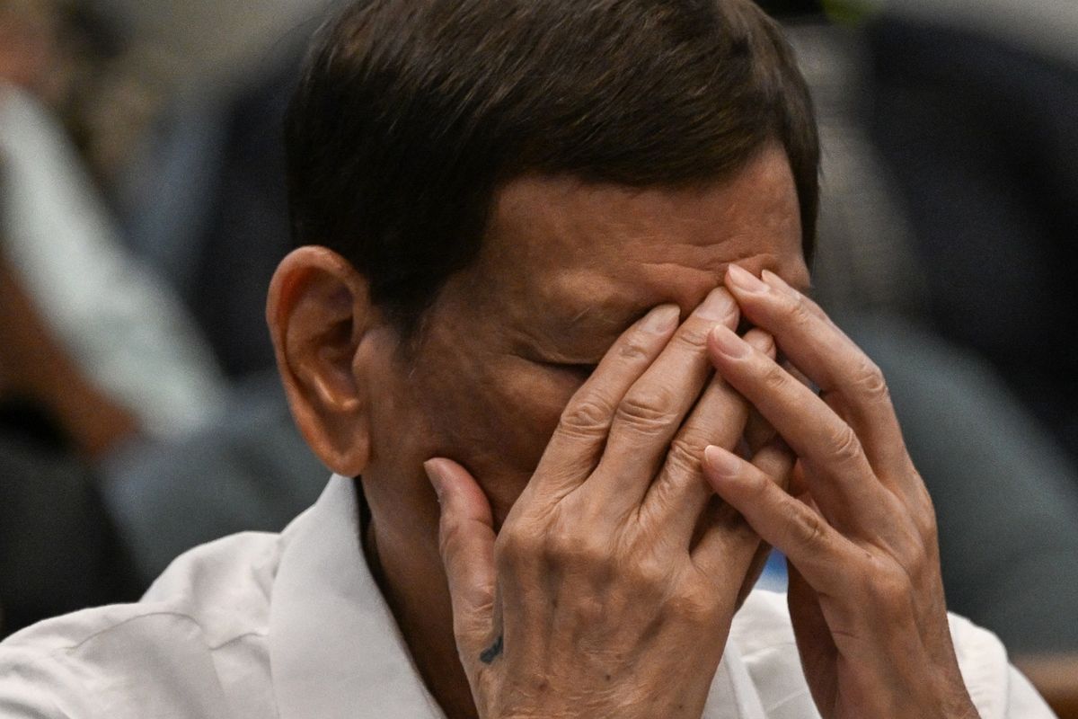 Mantan Presiden Filipina Rodrigo Duterte saat menghadiri sidang senat mengenai perang narkoba saat masa pemerintahannya, di Manila, 28 Oktober 2024. Rodrigo Duterte resmi didakwa ICC atas kejahatan kemanusiaan dalam perang narkoba Filipina yang menewaskan ribuan orang tanpa proses peradilan.