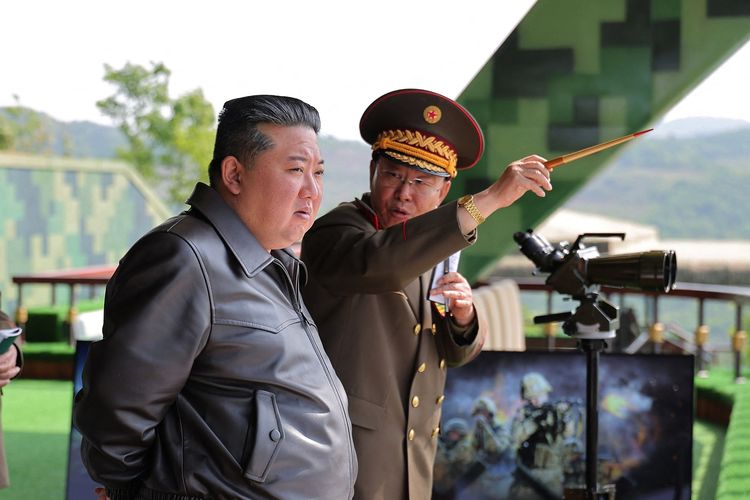 Pemimpin Tertinggi Korea Utara Kim Jong Un saat memantau latihan taktis Tentara Rakyat Korea di lokasi yang tak disebutkan pada 13 Mei 2025. Selasa (9/9/2025), Kim Jong Un mengawasi langsung uji coba mesin rudal balistik tahap akhir yang disebut akan menandai peningkatan signifikan kekuatan militer Korut.