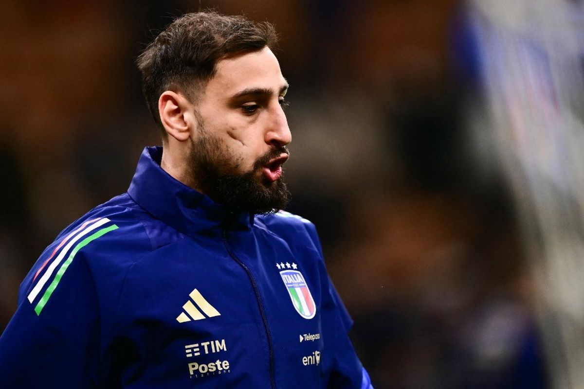 Kiper Italia Gianluigi Donnarumma melakukan pemanasan menjelang pertandingan leg pertama perempat final Nations League antara Italia dan Jerman di Stadion San Siro di Milan, pada tanggal 20 Maret 2025.