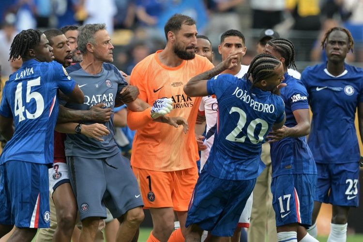 Keributan terjadi setelah pertandingan final Piala Dunia Antarklub FIFA 2025 saat pelatih Paris Saint-Germain (PSG) Luis Enrique menyerang pemain Chelsea, Joao Pedro. PSG harus mengakui keunggulan Chelsea 0-3 di final Piala Dunia Antarklub 2025 di Stadion MetLife, New Jersey, pada Minggu (13/7/2025) waktu setempat atau Senin (14/7/2025) dini hari WIB.