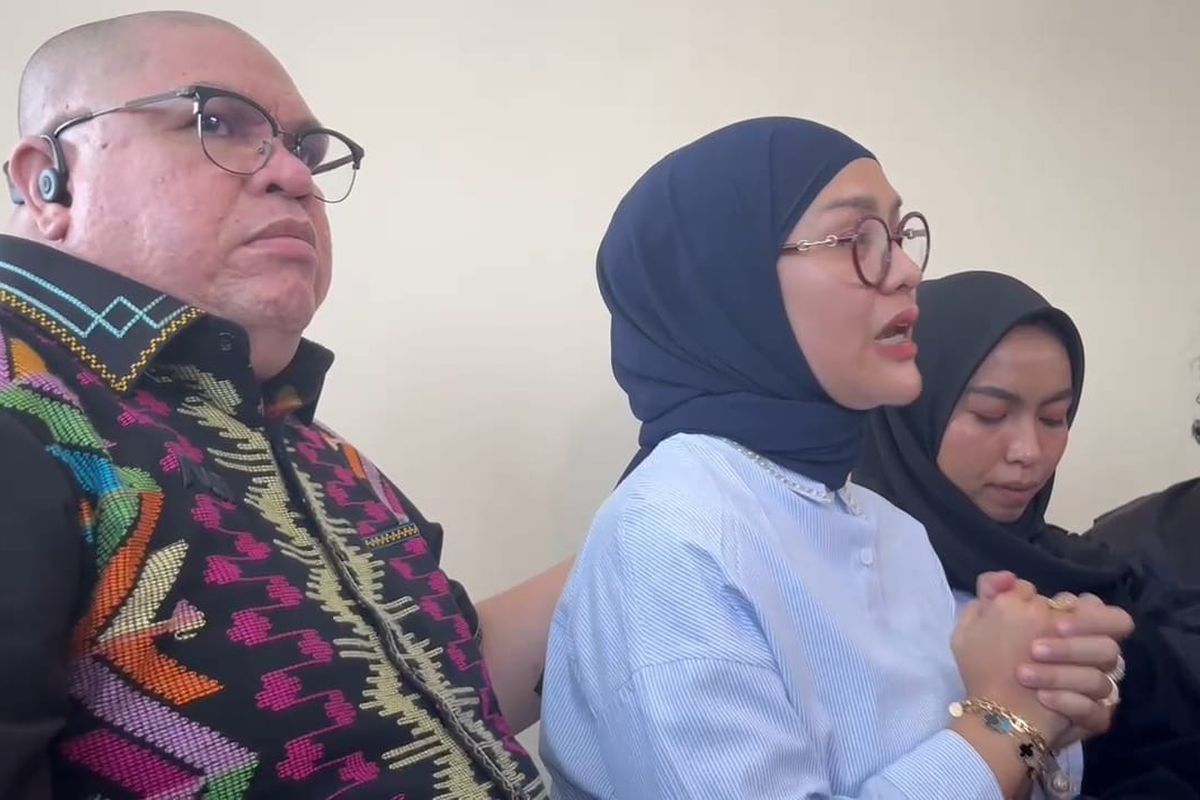 Istri pengacara Razman Nasution menahan tangis usai sidang pembacaan tuntutan di Pengadilan Negeri Jakarta Utara, Rabu (16/7/2025)