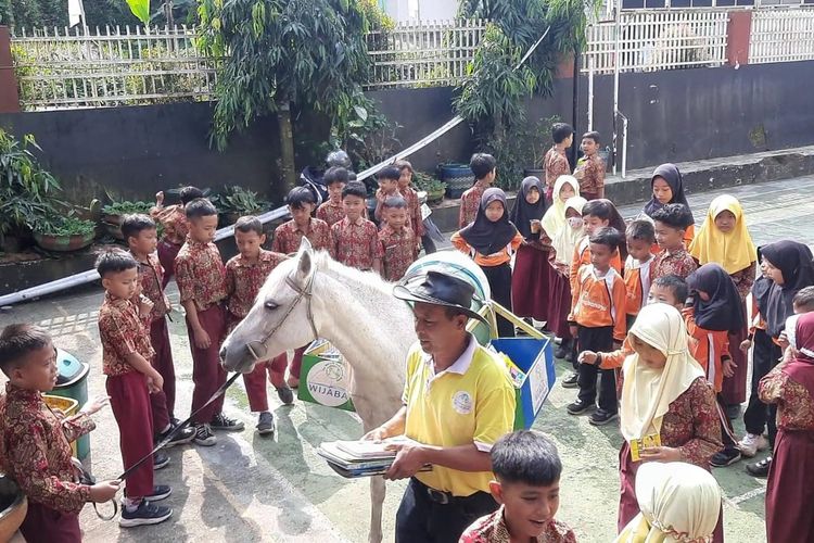 Kuda Pustaka: Upaya Menanam Literasi di Lereng Gunung Slamet