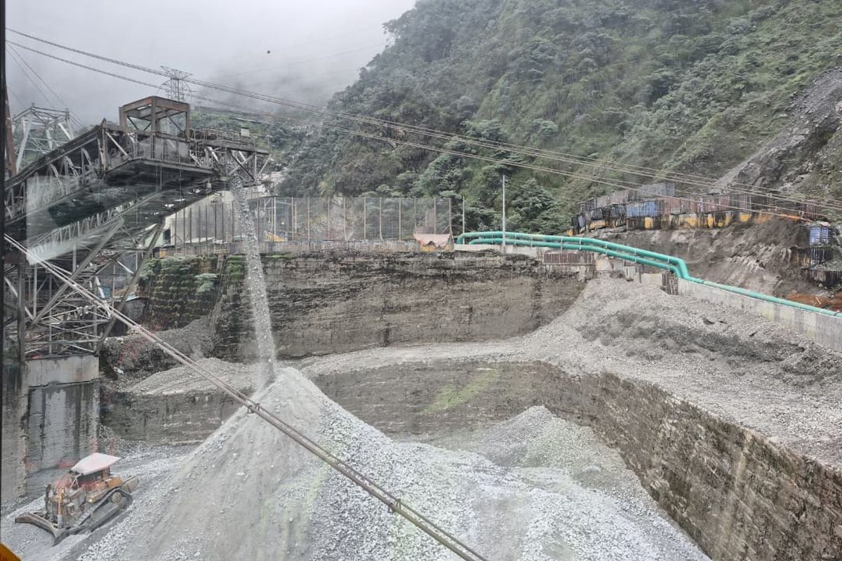 Aktivitas pertambangan PT Freeport Indonesia (PTFI) di Pegunungan Sudirman, Mimika, Papua Tengah. Sepanjang 2024, PTFI sebagai anggota BUMN Holding Industri Tambang Indonesia (MIND ID) tercatat menyumbang pendapatan Rp 80 triliun ke negara.   Longsor terjadi di tambang bawah tanah Grasberg Block Cave, milik PT Freeport Indonesia (PTFI), yang berlokasi di Distrik Tembagapura, Kabupaten Mimika, Papua Tengah, pada Senin (8/9/2025) malam. Insiden ini membuat tujuh pekerja terjebak di area tambang.
