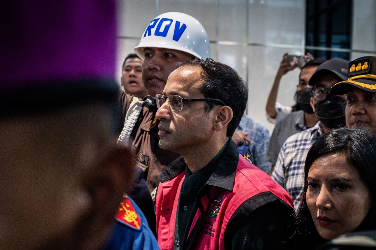 Mantan Menteri Pendidikan, Kebudayaan, Riset dan Teknologi (Mendikbudristek) 2019-2024 Nadiem Makarim (tengah) menggunakan rompi tahanan berjalan keluar usai pemeriksaan di Jampidsus, Kejaksaan Agung, Jakarta, Kamis (4/9/2025). Kejaksaan Agung menetapkan Nadiem Makarim sebagai tersangka kasus dugaan korupsi pengadaan sistem Chromebook di Kemendikbudristek dan ditaksir kerugian negara dalam perkara ini mencapai Rp1,9 triliun. ANTARA FOTO/Bayu Pratama S/agr