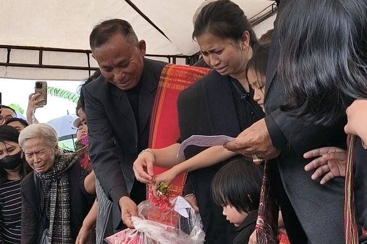 Isak Tangis dan Pesan Perpisahan dalam Pemakaman Staf KBRI Peru Zetro