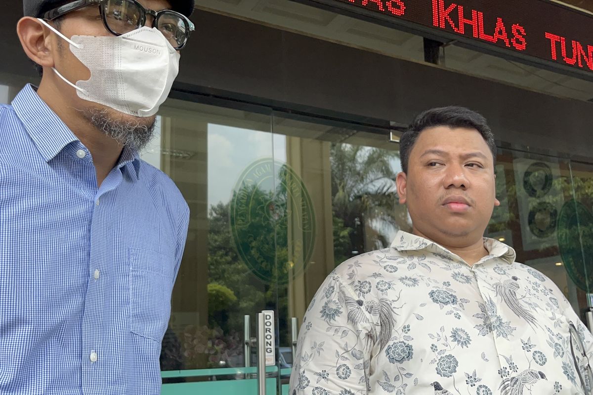 Aji Darmaji (suami Mpok Alpa) dan kuasa hukumnya, Zaki R.Mosabasa di PA Jakarta Selatan, Senin (15/9/2025).