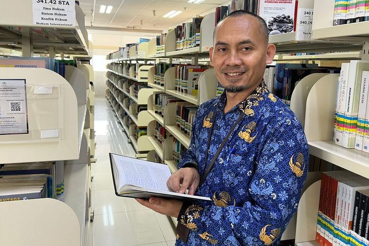 Bagi Atis, Pustakawan Adalah Garda Depan Literasi di Era Digital