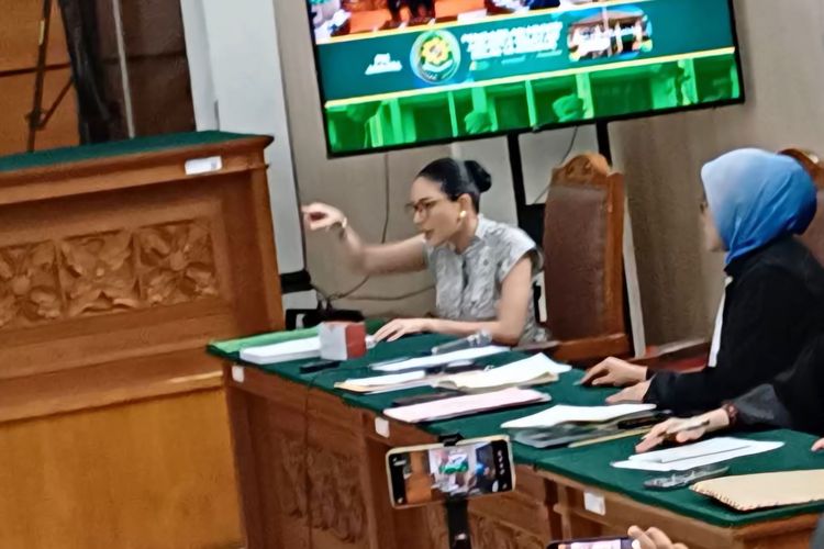 Ketegangan di Sidang Nikita Mirzani: Adu Mulut, Tunjuk-tunjuk, hingga Teguran Hakim