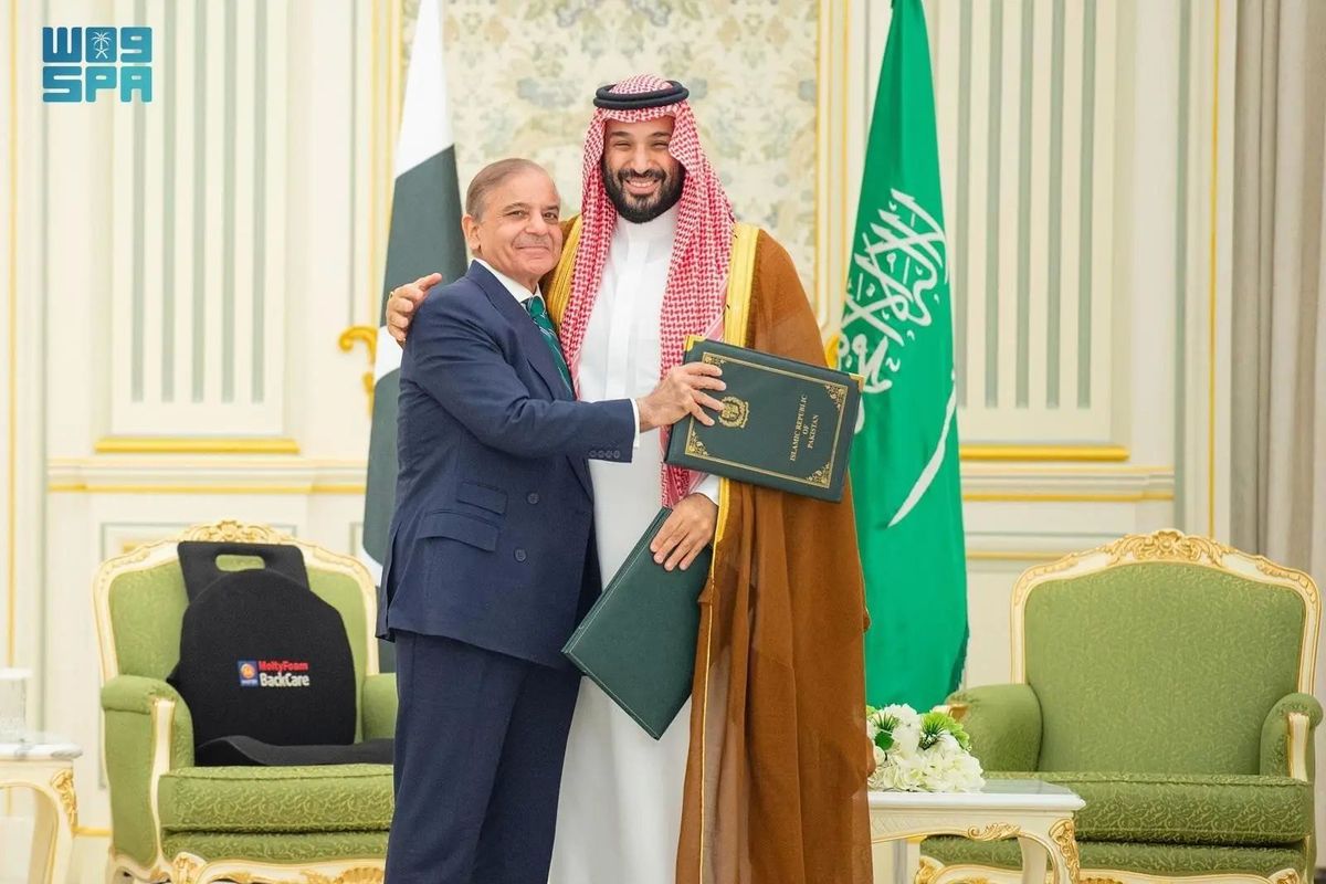 Perdana Menteri Pakistan Shehbaz Sharif (kiri) bersama Putera Mahkota Arab Saudi Mohammed bin Salman (kanan) usai menandatangani pakta pertahanan di Riyadh, Rabu (17/9/2025)