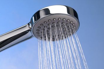 Mana-yang-Lebih-Baik-Mandi-Pagi-atau-Malam-Hari