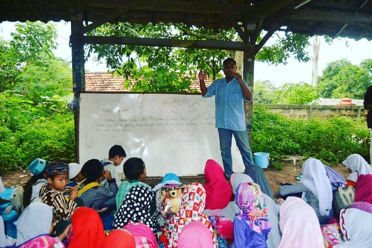Pustakawan Tanpa Bayaran, Kisah Ilham Mengabdi 13 Tahun di Taman Baca Perigi