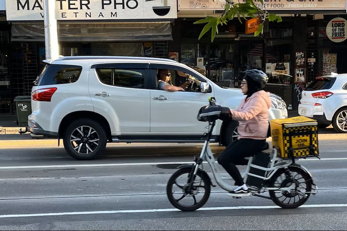 Laporan Monash University mencatat pelanggaran yang dilakukan oleh pengantar makanan yang mengendarai sepeda listrik di Melbourne.