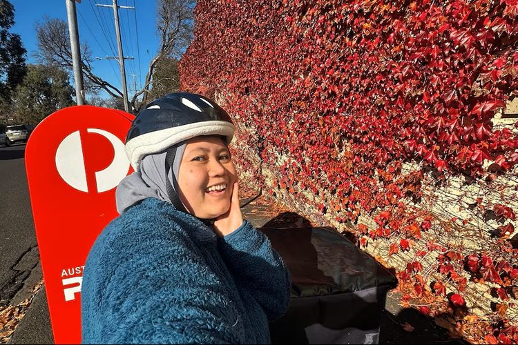 Tiwi Rizqi bekerja sebagai pengantar makanan di Melbourne, Australia.