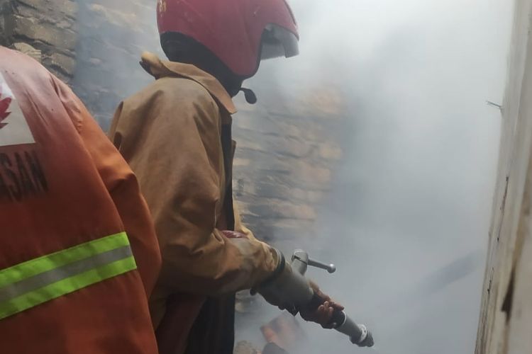 Warga Bakar Sampah lalu Ditinggal Tidur, Rumah Terbakar di Pamekasan