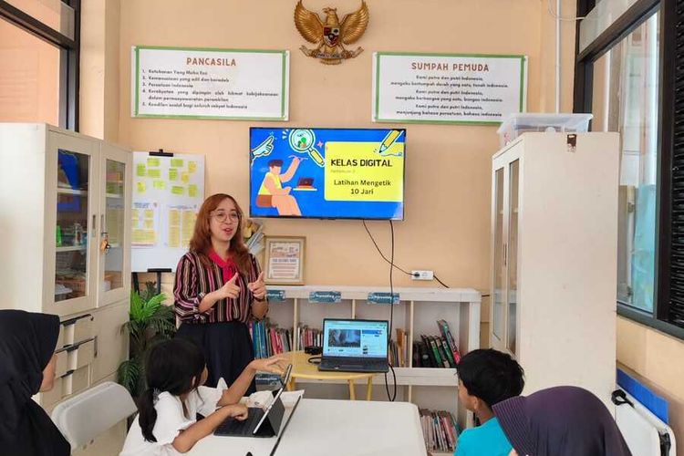 Sitta Alia, Pustakawan Perempuan Penjaga Api Literasi di Kabupaten Bogor
