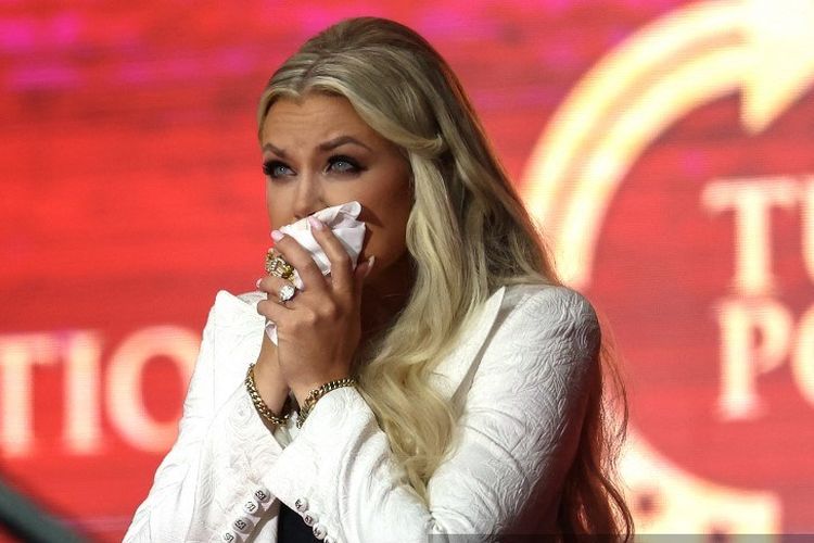 Erika Kirk, istri mendiang Charlie Kirk, menyeka air matanya dengan tisu saat menyampaikan pesan di upacara penghormatan terakhir Charlie di Stadion State Farm, Glendale, Negara Bagian Arizona, Amerika Serikat, Minggu (21/9/2025).