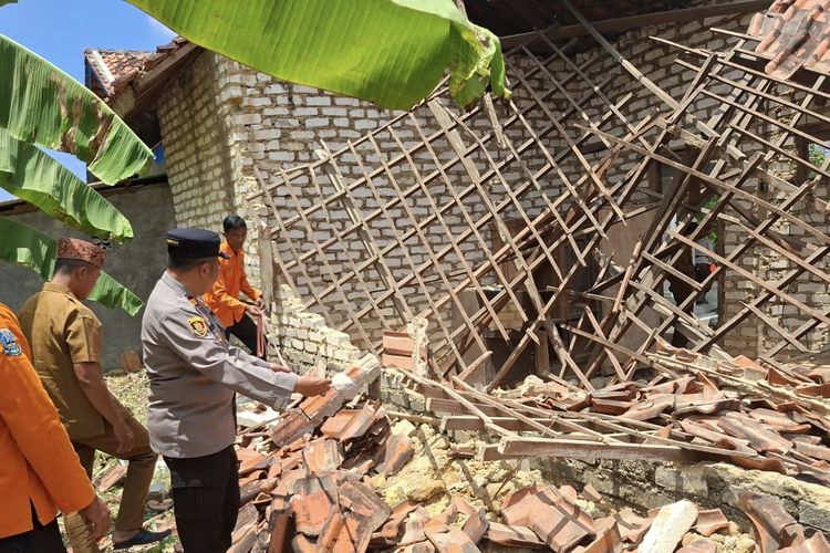 Lansia Sebatang Kara di Pamekasan Dilarikan ke RS Usai Tertimpa Reruntuhan Atap Dapur