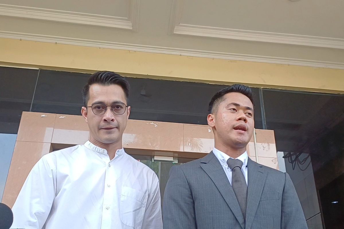 Eza Gionino dan kuasa hukumnya saat memberikan keterangan usai menjalani sidang mediasi di Pengadilan Agama Cibinong, Senin (22/9/2025).