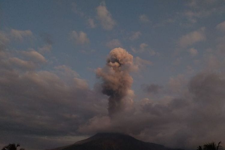 Gunung Lewotobi Laki-laki Erupsi 3 Kali, Status Tetap Awas