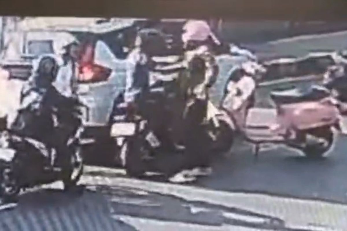 Tangkapan layar dari rekaman CCTV kejadian pemukulan di Jalan Ampera Raya, Pasar Minggu, Jakarta Selatan pada Senin (22/9/2025) pagi. 