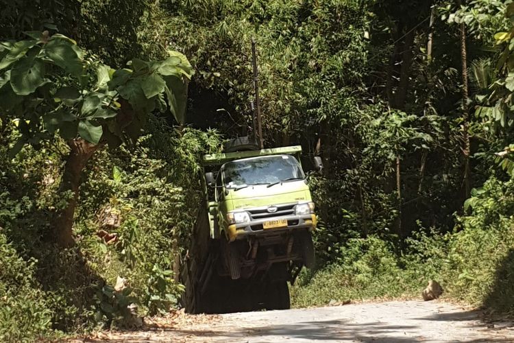 Truk Angkut Galvalum Tumpah Muatan, Picu Kemacetan di Jalur Pantura Pamekasan