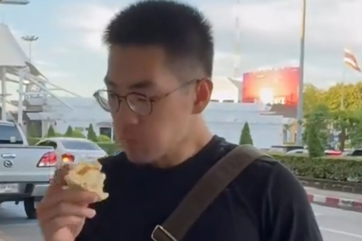 Tak bisa dibawa ke pesawat, keluarga China nekat makan 5,5 kg durian di luar Bandara Internasional Chiang Mai hingga hampir muntah.