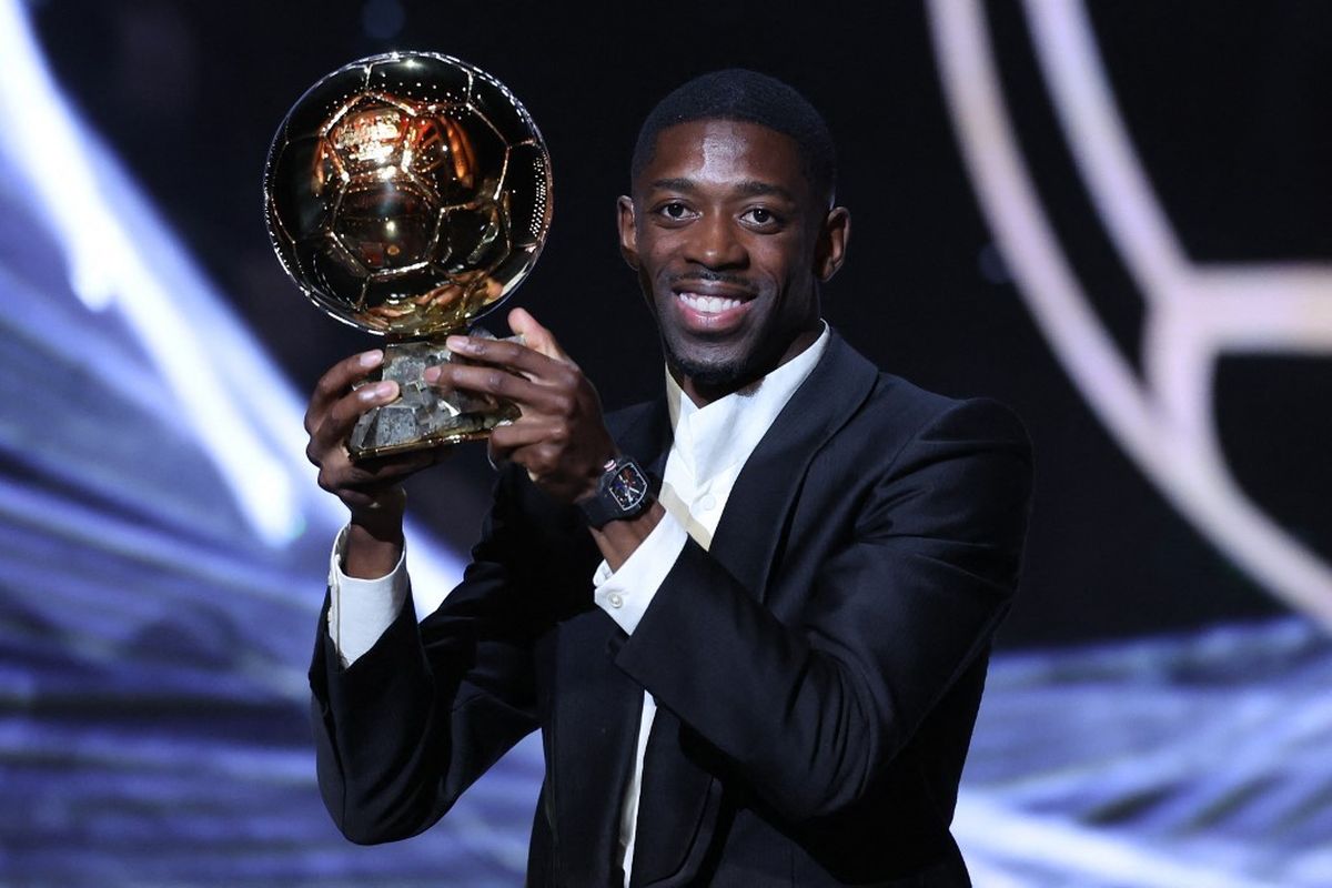 Penyerang Perancis yang bermain di Paris Saint-Germain, Ousmane Dembele, berbicara setelah menerima penghargaan Ballon d'Or dalam upacara penghargaan Ballon d'Or France Football 2025 di Theatre du Chatelet di Paris pada 22 September 2025. (Foto oleh Franck FIFE / AFP)