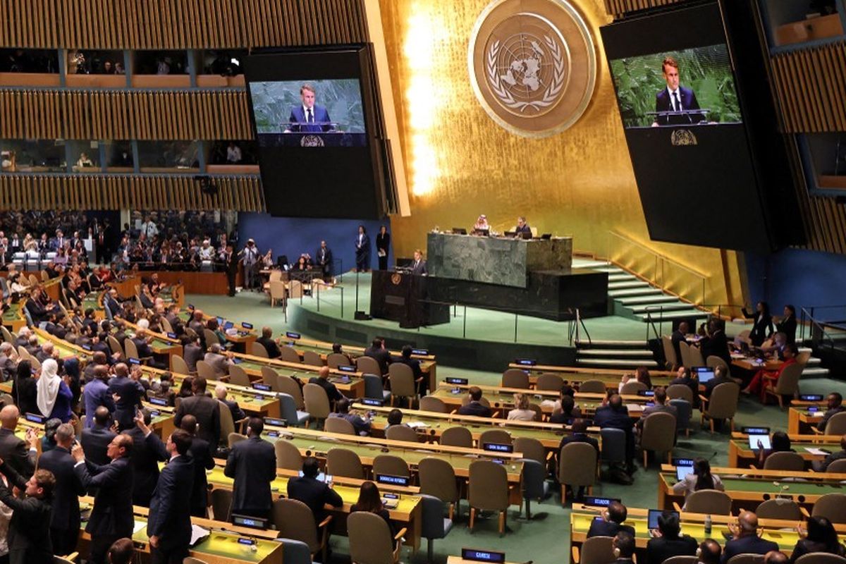 Para delegasi berdiri untuk memberi tepuk tangan kepada Presiden Perancis Emmanuel Macron saat ia selesai berpidato di KTT Perserikatan Bangsa-Bangsa tentang Palestina di markas besar PBB selama Sidang Umum Perserikatan Bangsa-Bangsa (UNGA) di New York pada 22 September 2025. Lebih dari 140 pemimpin dunia akan berkumpul di New York minggu ini untuk menghadiri Sidang Umum PBB tahunan, yang akan didominasi oleh isu Palestina.