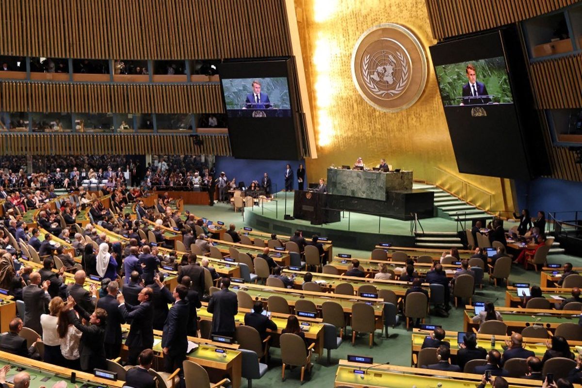 Para delegasi berdiri untuk memberi tepuk tangan kepada Presiden Perancis Emmanuel Macron saat ia selesai berpidato di KTT Perserikatan Bangsa-Bangsa tentang Palestina di markas besar PBB selama Sidang Umum Perserikatan Bangsa-Bangsa (UNGA) di New York pada 22 September 2025. Lebih dari 140 pemimpin dunia akan berkumpul di New York minggu ini untuk menghadiri Sidang Umum PBB tahunan, yang akan didominasi oleh isu Palestina.