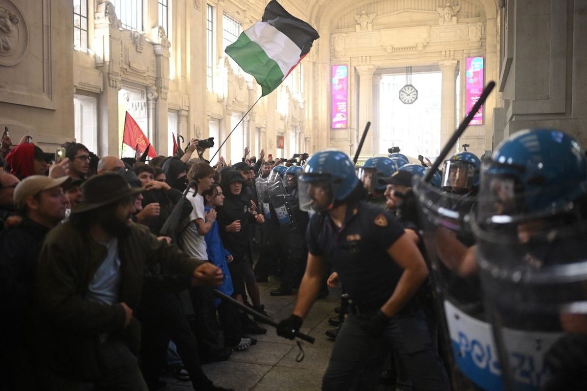 Demo di Italia ricuh, para pengunjuk rasa bentrok dengan polisi anti huru hara di stasiun kereta Milano Centrale di sela-sela pemogokan nasional yang diselenggarakan oleh Unione Sindacale di Base (Serikat USB) di Milan, Italia barat laut pada 22 September 2025. Serikat USB telah mengorganisir pemogokan umum nasional selama 24 jam di semua sektor untuk menuntut agar pemerintah segera memutuskan hubungan dengan Negara Israel, sebagai bentuk solidaritas dengan rakyat Palestina dan Armada Sumud Global.