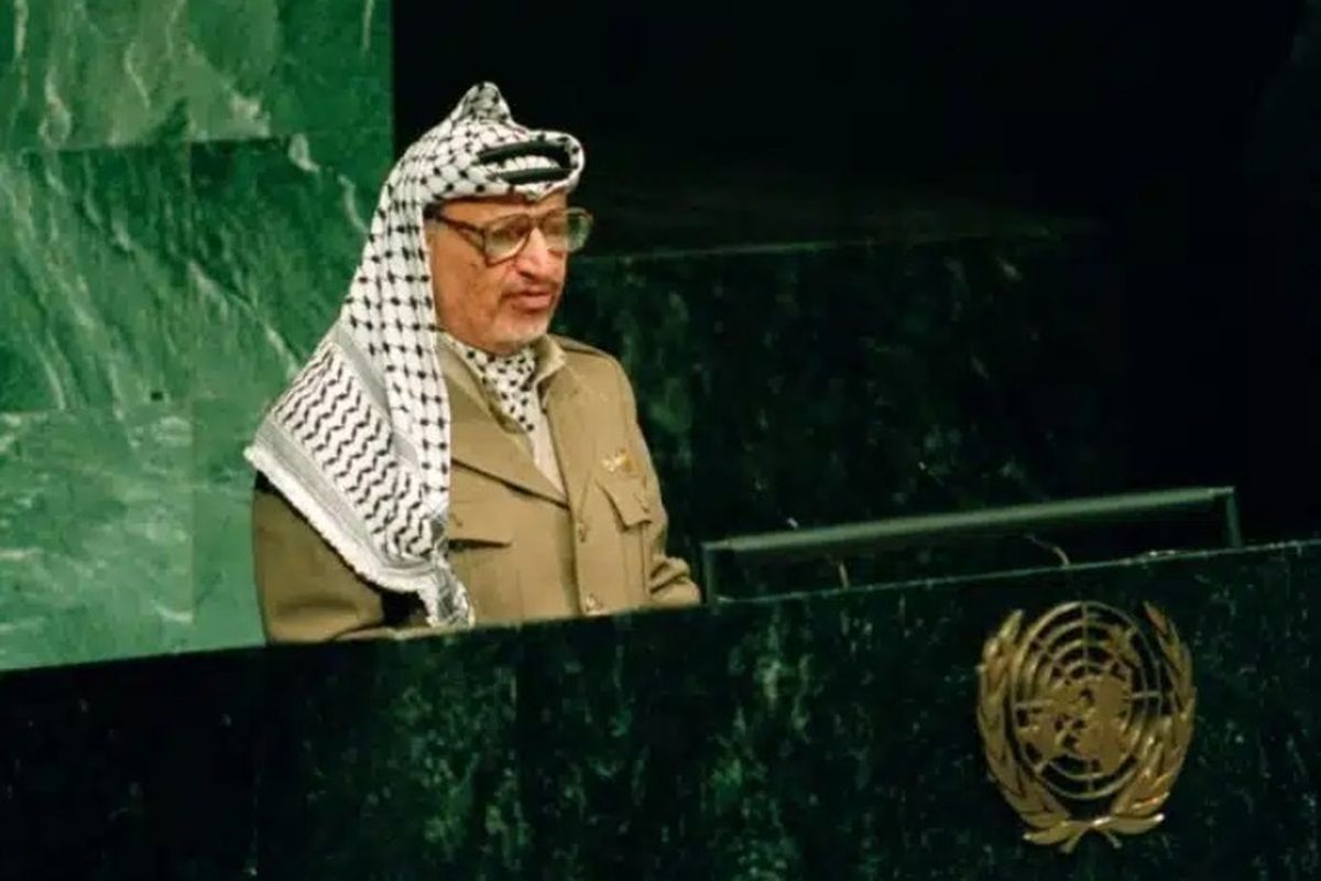 Yasser Arafat, Pemimpin Otoritas Palestina, berpidato di hadapan Majelis Umum PBB pada Oktober 1995. Ia adalah presiden pertama Negara Palestina, yang diproklamasikan di Aljazair pada tahun 1988.