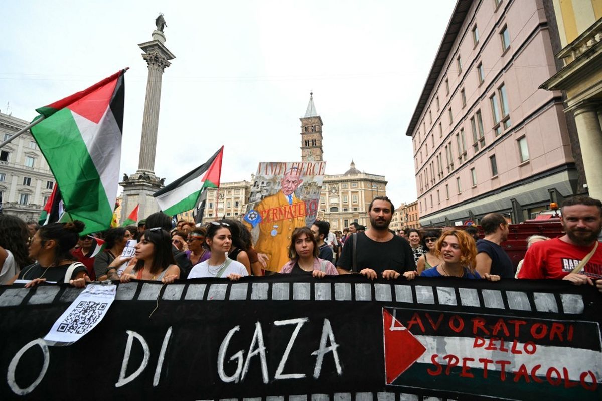 Warga Italia turun ke jalan dalam aksi bertajuk Let's Block Everything atau Mari Blokir Semuanya sebagai bentuk solidaritas dengan warga Palestina di Gaza dan menyerukan penghentian pengiriman senjata ke Israel, di Roma pada Senin (22/9/2025).