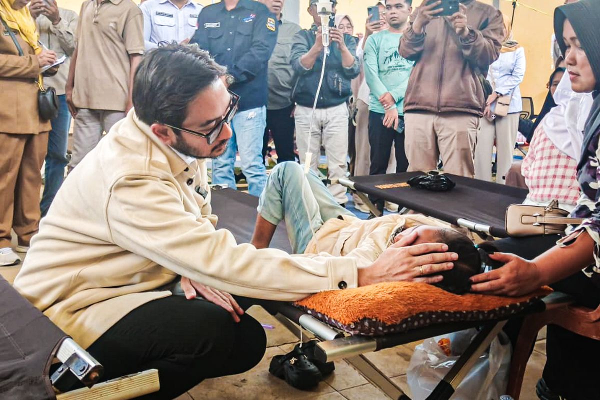 Bupati Bandung Barat Jeje Ritchie Ismail menyambangi korban keracunan massal di Cipongkor, Selasa (22/9/2025).