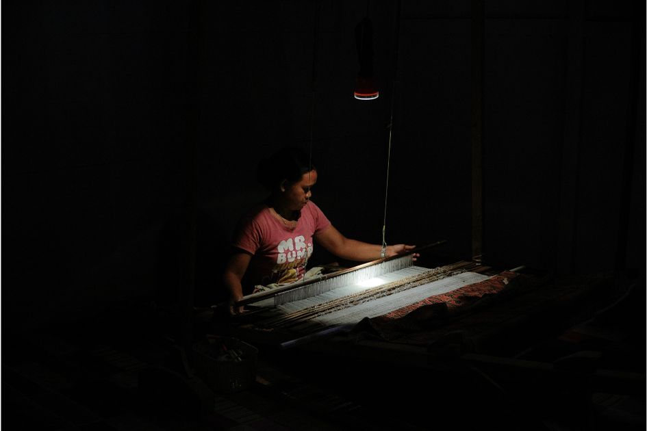 Perempuan Dayak Iban: Penjaga Kain Tenun, Penenun Warisan Leluhur